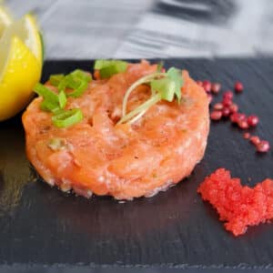Tartare de saumon nature coupé