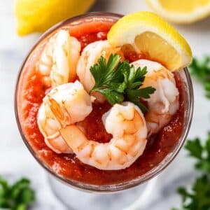 10 Crevette cuite avec sauce à cocktails